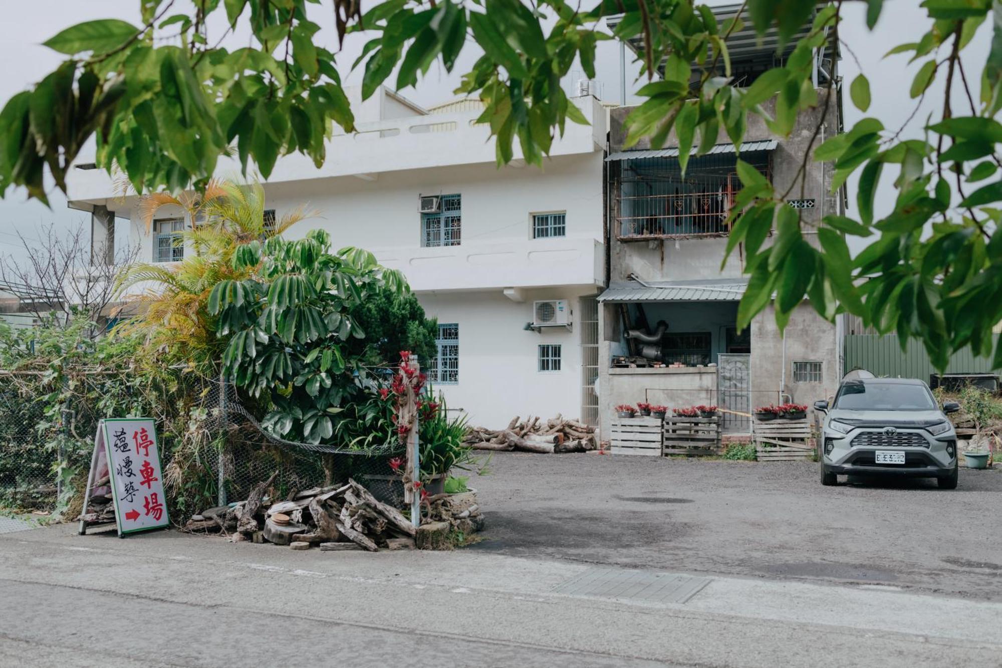 蘊慢築 茶花藝主題民宿 Yun Man Zhu Homestay Gongguan Экстерьер фото